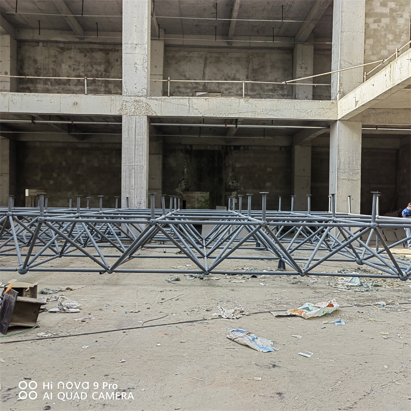 工程队安装钢结构